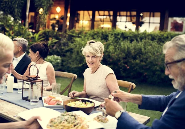 Grupo Amigos Diversos Están Cenando Juntos —  Fotos de Stock