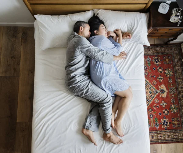 Sex Tussen Verschillendre Rassen Paar Slapen Samen Het Bed — Stockfoto