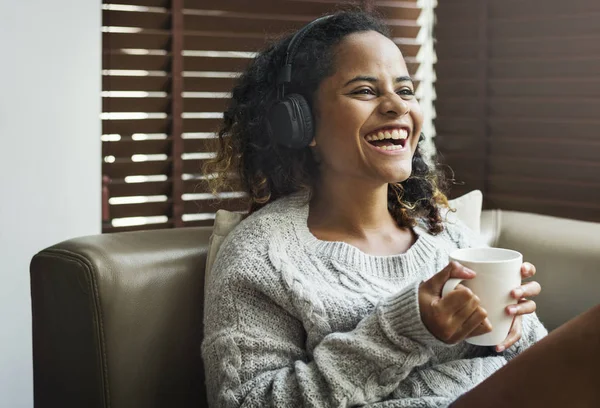 Frau Genießt Musik Auf Dem Sofa — Stockfoto