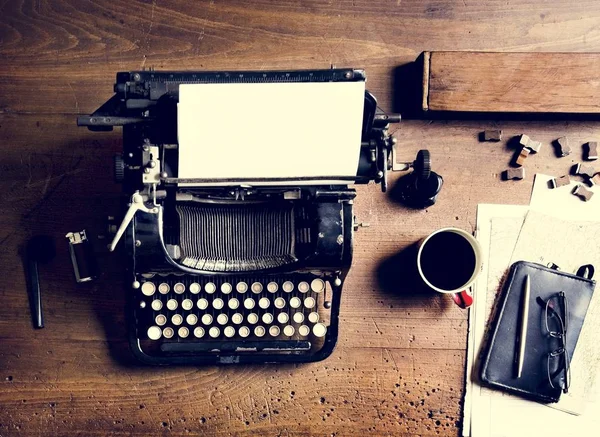 复古老式打字机在木桌上的鸟瞰图 — 图库照片