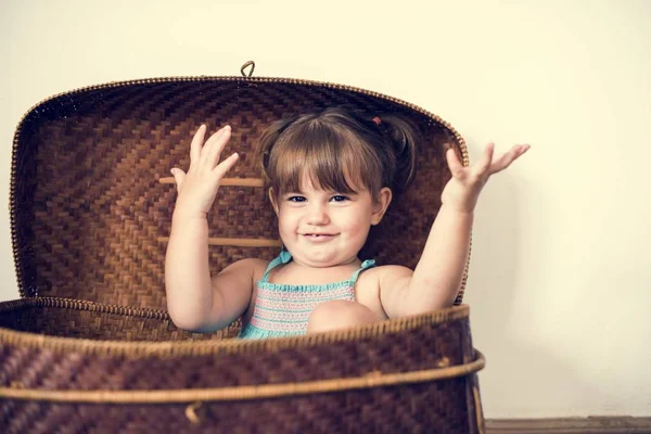 Menina Brincando Dentro Uma Cesta — Fotografia de Stock