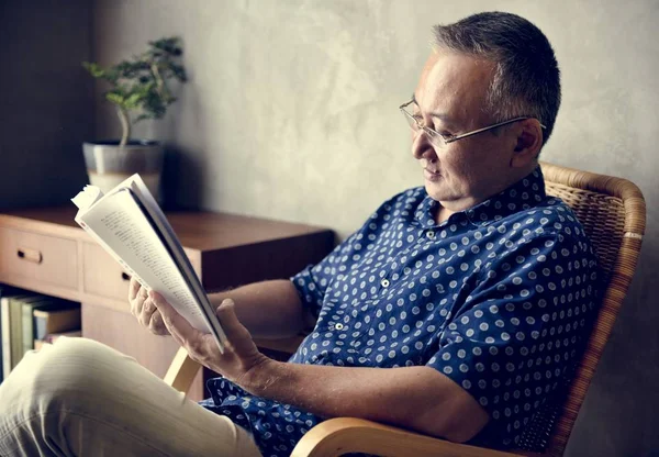 Uomo Anziano Lettura Libro Casa — Foto Stock