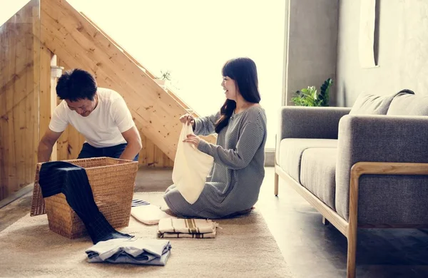 日本丈夫和妻子一起折叠衣服 — 图库照片