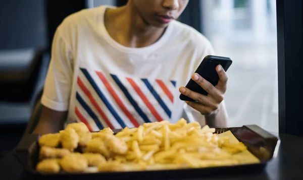 Close Adolescente Usando Smartphone Comendo Batatas Fritas Conceito Cultura Juvenil — Fotografia de Stock