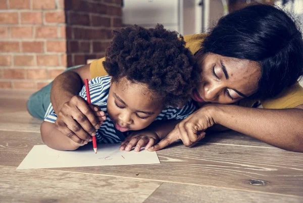 Mom Teaching Son How Drawing — Stock Photo, Image