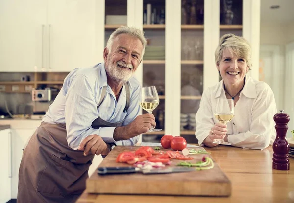 Coppia Cucinare Una Cena Cucina — Foto Stock