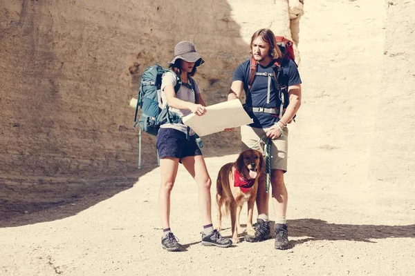 Pareja Senderismo Juntos Desierto —  Fotos de Stock