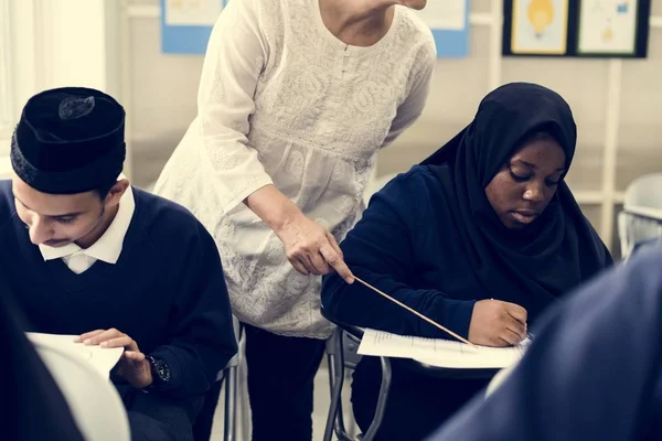 Muslimska Studenter Att Studera Och Skriva Klassrummet Läraren Kontroll — Stockfoto