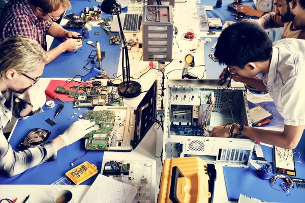 Equipe Técnicos Eletrônica Trabalhando Peças Computador — Fotografia de Stock