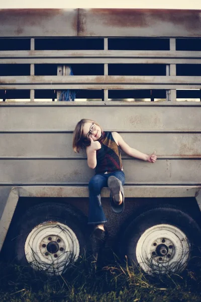 Ένα Νεαρό Κορίτσι Διασκεδάζει Στη Φάρμα — Φωτογραφία Αρχείου