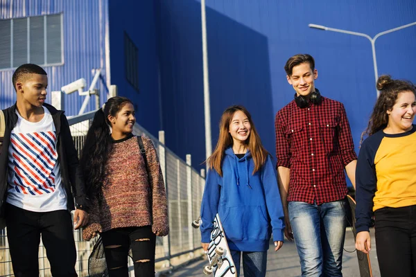 Gruppe Von Schulfreunden Freien — Stockfoto