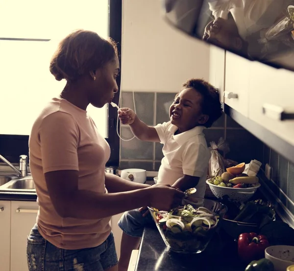 Niño Negro Alimentando Madre Con Comida Para Cocinar Cocina —  Fotos de Stock