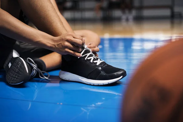 Афро Американських Підлітком Прив Язавши Його Шнурки Баскетбольний Майданчик — стокове фото