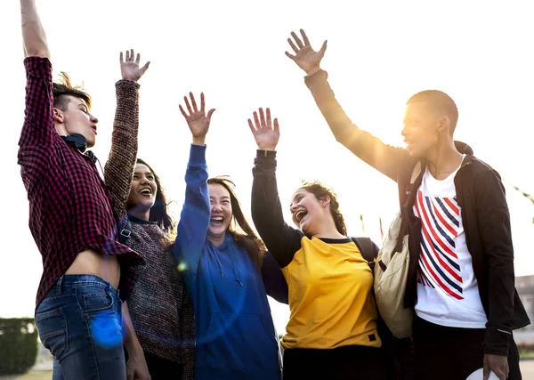 Gruppo Amici Braccia Alzate Insieme Sostegno Concetto Lavoro Squadra — Foto Stock