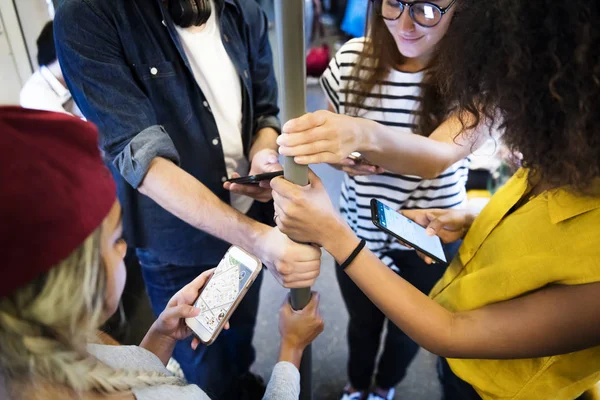 Akıllı Telefonlar Metroda Kullanarak Genç Yetişkin Arkadaş Grubu — Stok fotoğraf