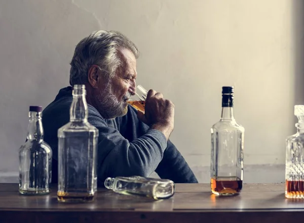 Man Het Drinken Van Alcohol Aan Tafel — Stockfoto