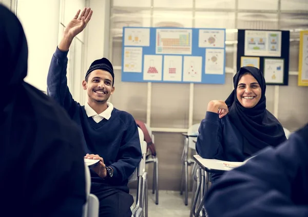 Muzułmańskich Uczniów Klasie Chłopiec Gotowy Odpowiedzi Pytanie — Zdjęcie stockowe