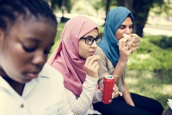 Sekelompok Siswa Yang Beragam Makan Siang Bersama — Stok Foto