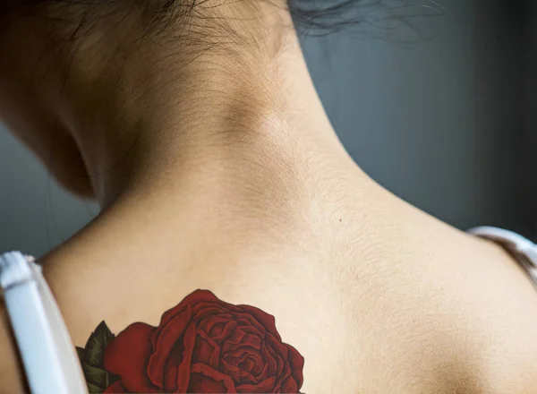 Tatuaje Espalda Una Mujer — Foto de Stock