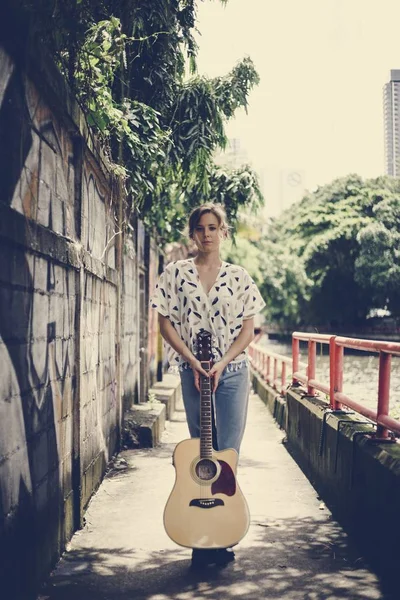 Jeune Femme Caucasienne Avec Une Guitare Extérieur — Photo