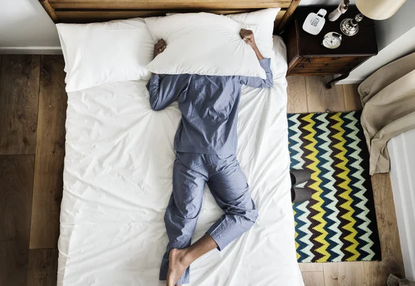 Людина Ліжку Безсоння Концепція Забруднення Шуму — стокове фото