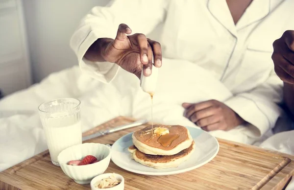 Человек Завтракающий Постели — стоковое фото