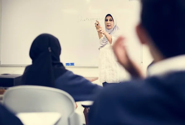 Diversas Crianças Muçulmanas Estudando Sala Aula Professor Falando Quadro Negro — Fotografia de Stock
