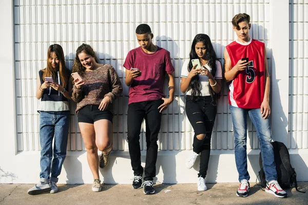 Groep Jonge Tiener Vrienden Chillen Samen Met Behulp Van Smartphone — Stockfoto