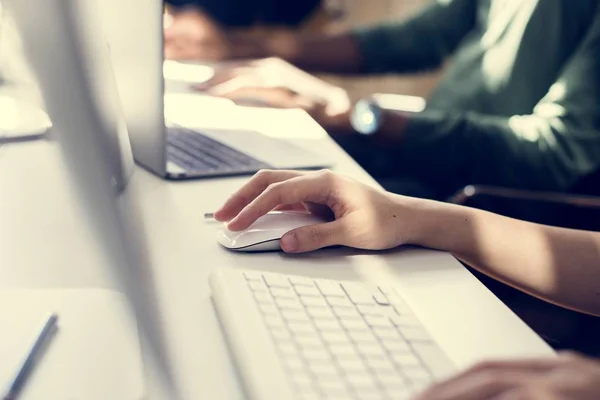 Primer Plano Mano Gente Que Trabaja Computadora — Foto de Stock