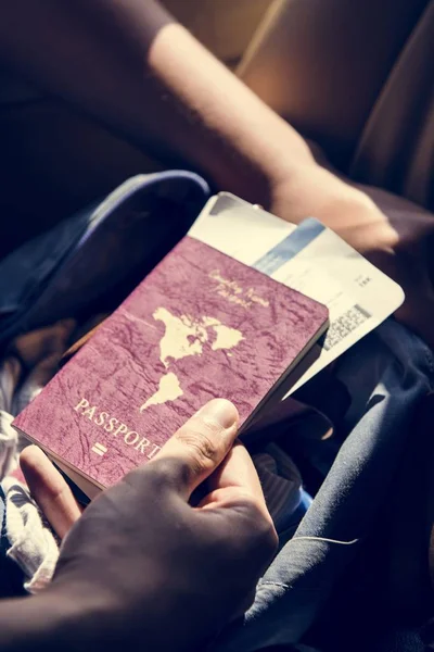 Homem Segurando Passaporte Bilhetes Viagem — Fotografia de Stock