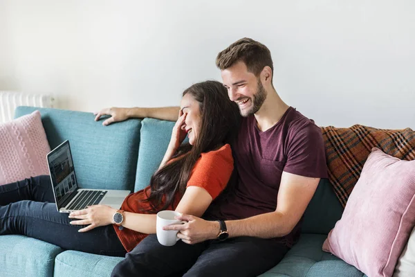 Couple Relaxant Ensemble Maison — Photo