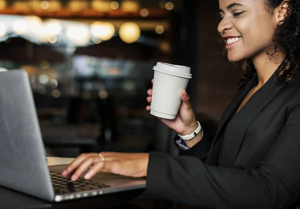 Frau Arbeitet Laptop — Stockfoto