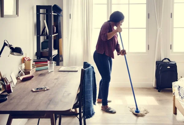 Black Woman Cleaning Room — Stock Photo, Image