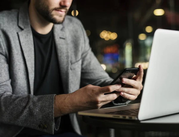 Man Läser Meddelanden Sin Telefon — Stockfoto