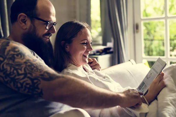 Couple Joyeux Passe Temps Ensemble Utilisant Une Tablette — Photo