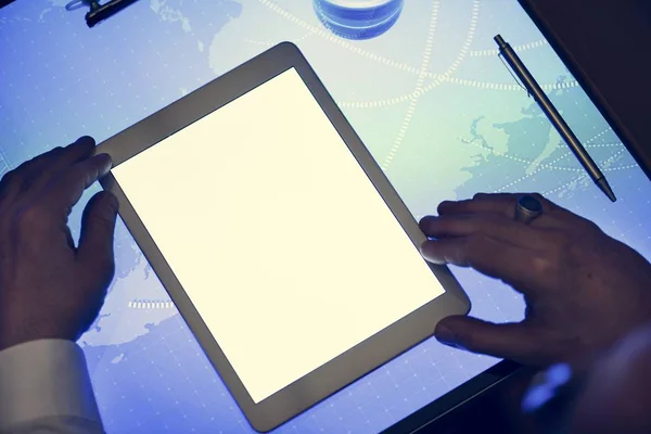 Mãos Segurando Usando Tablet Uma Mesa Espaço Cibernético — Fotografia de Stock