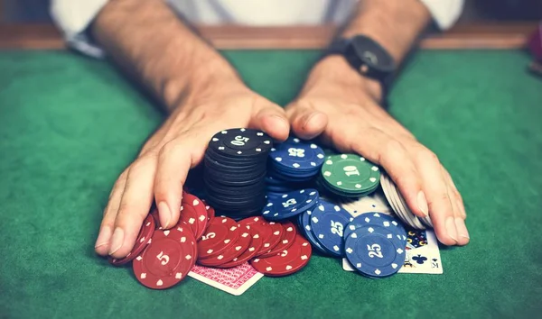 Close Mãos Com Fichas Jogo Cartões — Fotografia de Stock