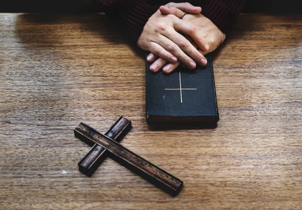 Mãos Sobre Bíblia Mesa Madeira — Fotografia de Stock