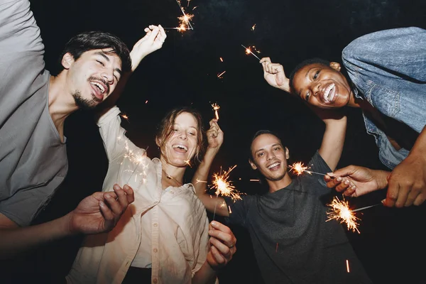 Amigos Raça Mista Brincando Com Celebração Sparklers Conceito Festa Festiva — Fotografia de Stock