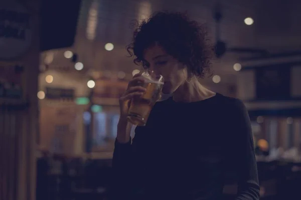 Retrato Uma Mulher Solitária Num Bar Beber Cerveja — Fotografia de Stock