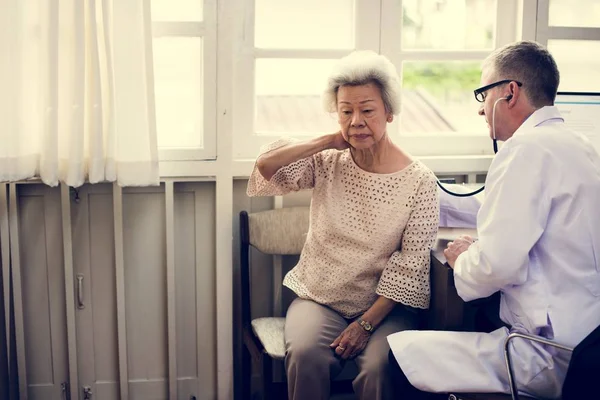 Ένα Ηλικιωμένο Ασθενή Συνεδρίαση Γιατρός Στο Νοσοκομείο — Φωτογραφία Αρχείου