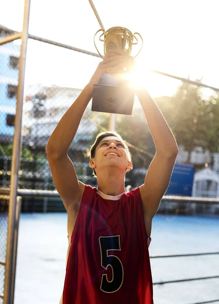 Sportos Ruhákat Feltartotta Trófea Szabadban Kaukázusi Tizenéves Fiú — Stock Fotó