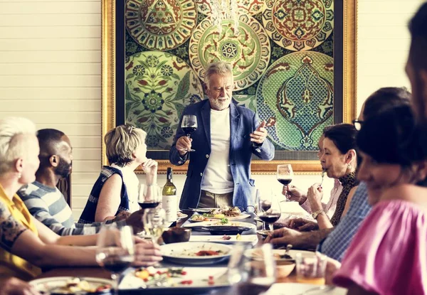 Grupo Amigos Diversos Estão Jantando Juntos — Fotografia de Stock