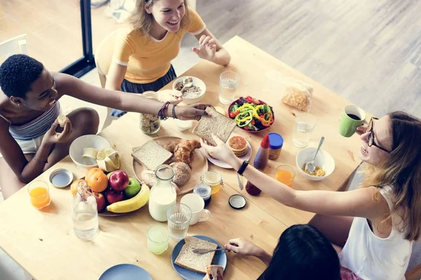 Grupo Mulheres Diversas Tomando Café Manhã Juntas — Fotografia de Stock