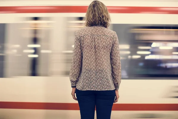 Вид Ззаду Блондинку Чекає Залізничній Платформі — стокове фото