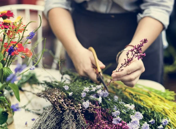 Imagen Recortada Florista Mujer Cortando Flores Con Tijeras — Foto de Stock