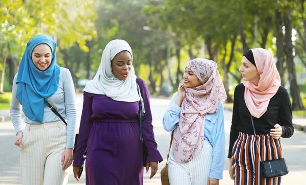 Grupp Islamiska Vänner Omfamna Och Leende Tillsammans — Stockfoto