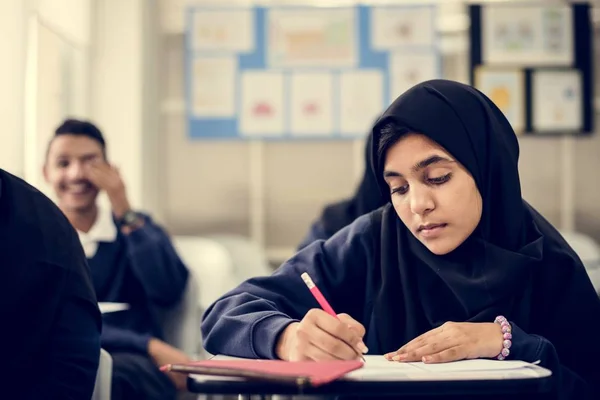 Diversas Crianças Muçulmanas Estudando Sala Aula Tarefa Exame Escrita Menina — Fotografia de Stock