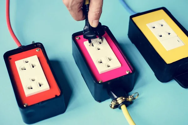 Enchufes Alimentación Eléctrica Sobre Fondo Azul —  Fotos de Stock