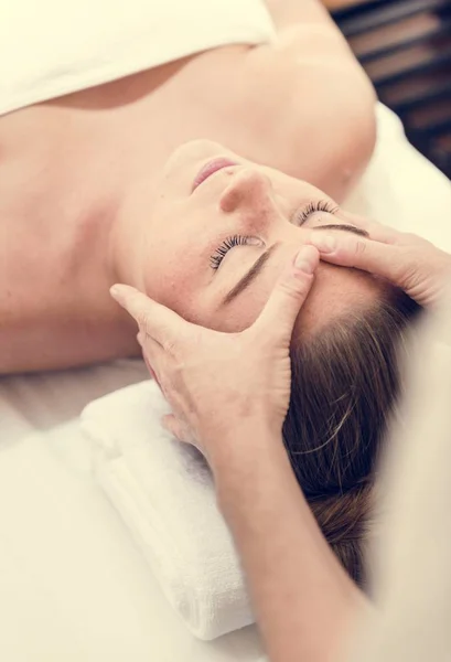 Mulher Recebendo Massagem Salão Spa — Fotografia de Stock